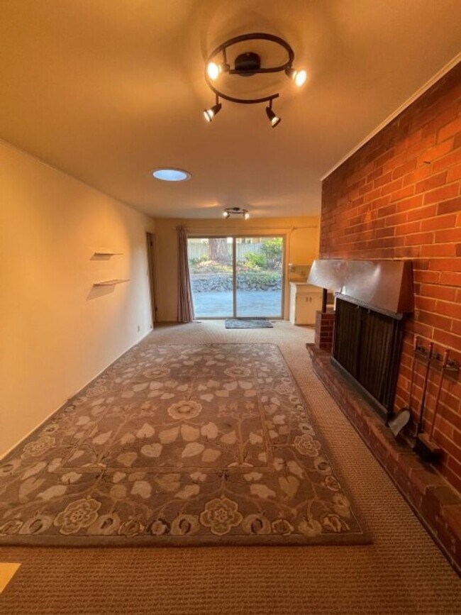 Building Photo - 3Bd/1.75Ba Shoreline House