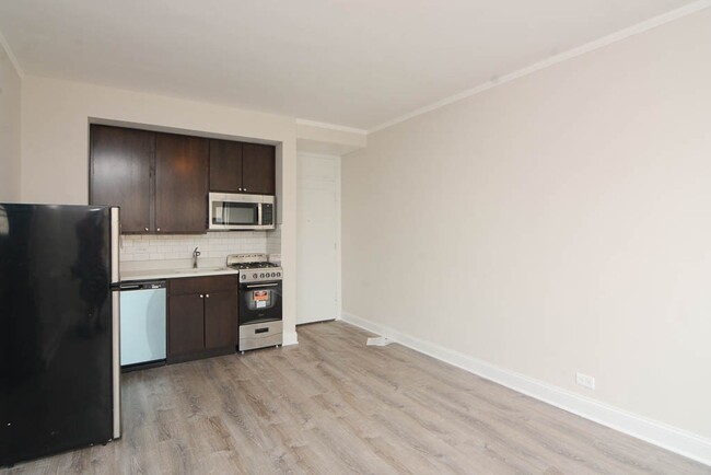 Building Photo - 3335 W Diversey Ave