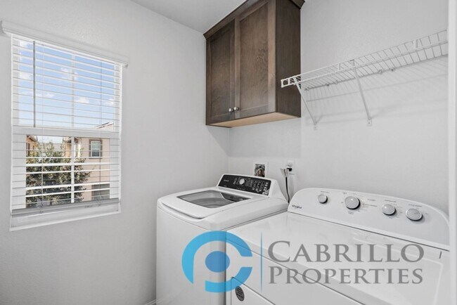 Building Photo - Spacious 3 bedroom Home w/2 car Garage in ...