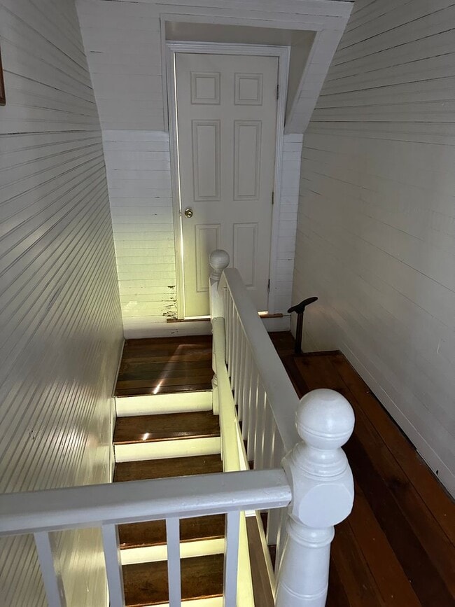 Building Photo - 4 Bedroom, 2 Bath farm house out in the Co...