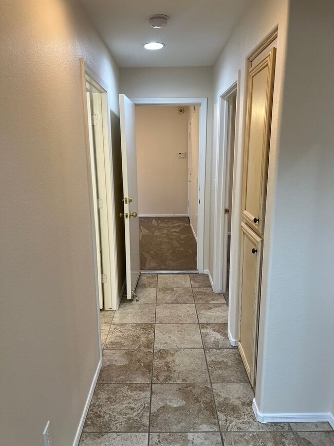 Building Photo - Move in Quick! 2 Bedroom Townhome in Sun C...