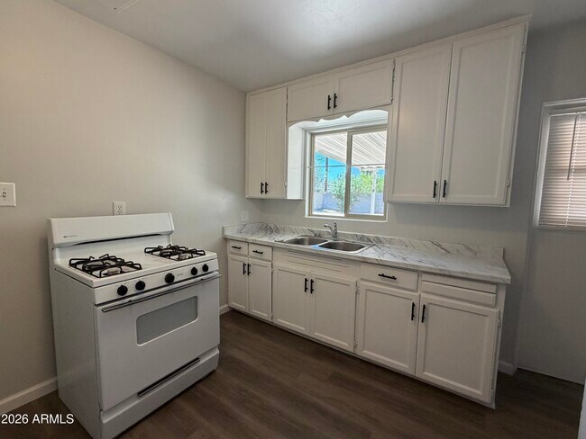 Building Photo - 2221 E Osborn Rd