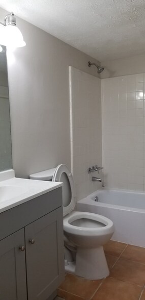 Building Photo - 1510 Country Downs Dr