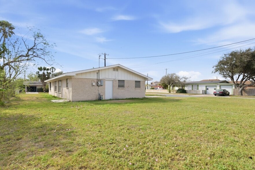 Building Photo - 711 Cisneros St