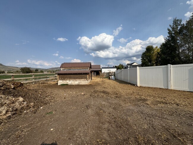 Building Photo - 3171 Horse Thief Dr