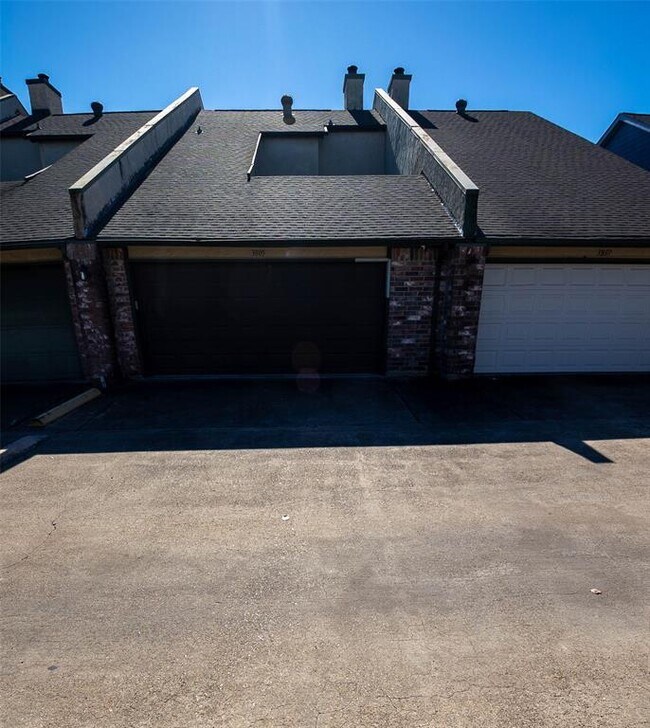 Building Photo - 3805 Landmark Dr