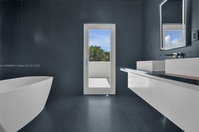 Building Photo - 1325 Bay Dr