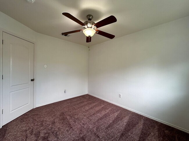 Building Photo - Spacious 4/BR 2.5/BA Home with Large Fence...