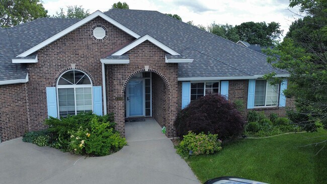 Building Photo - Charming Home in a Prime Columbia Location
