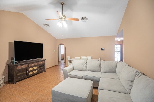 Building Photo - 3 Bedroom 2 Bathroom Home - Dogs Allowed & Large Backyard!