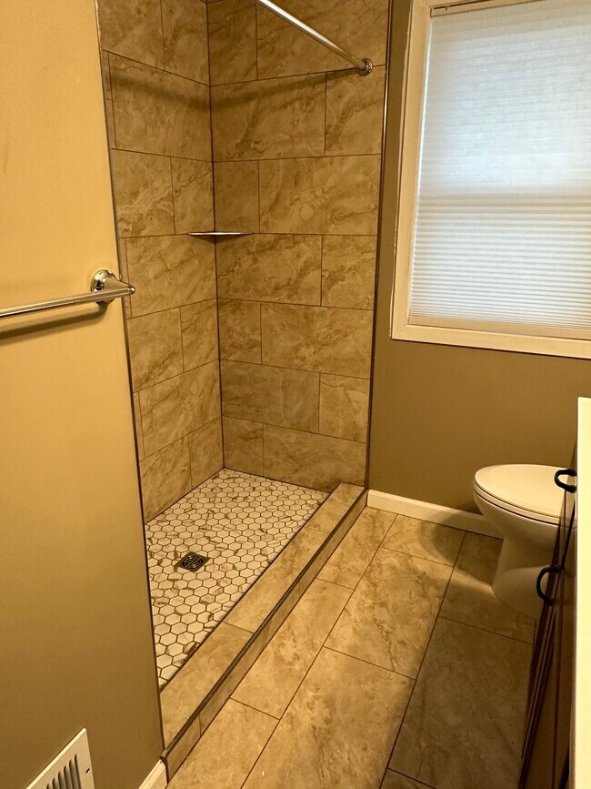 Building Photo - 831 25th Ave N