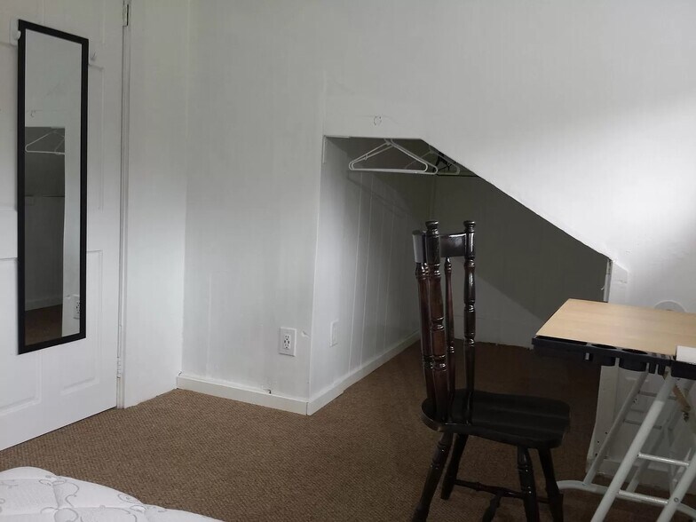 attic bedroom - 4812 Erskine Rd
