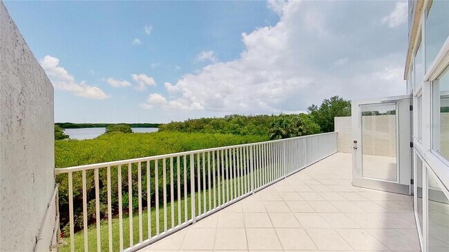 Building Photo - 6495 Shoreline Dr