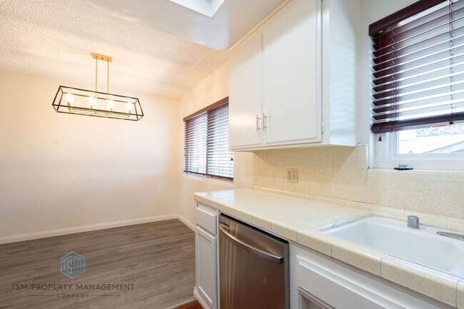 Building Photo - 2 Bedroom 2 Bath Condo in Pasadena!