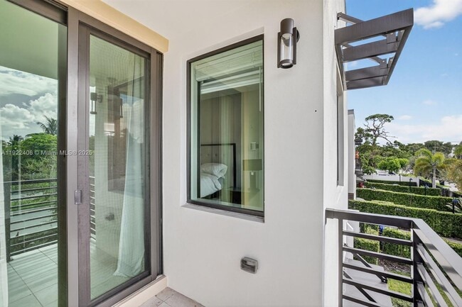 Building Photo - 1402 SW 4th Ave