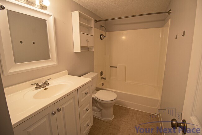 Building Photo - 4340 Chatsworth Cir