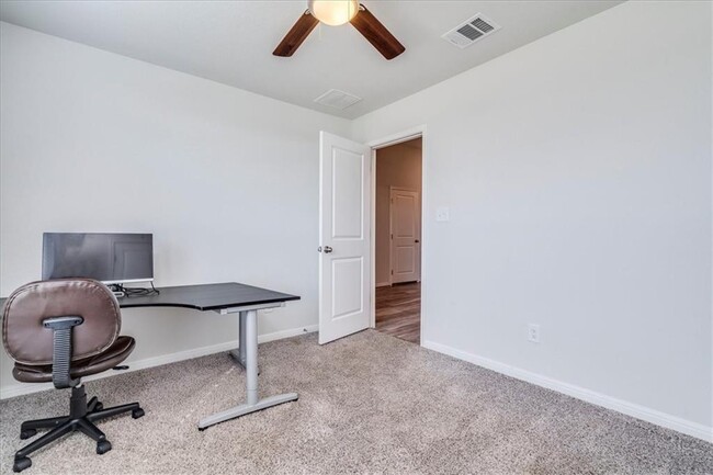 Building Photo - 117 Balsam St