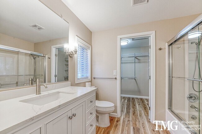 Building Photo - Wonderful 2 Story 3 Bed 2.5 Bath Home in Five Corners!