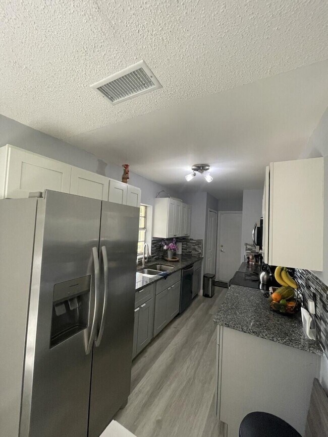 Building Photo - 2434 SE Sidonia St