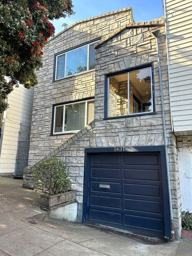 Building Photo - UPDATED Split Level 3BR/2BA 1650sf Sunset ...