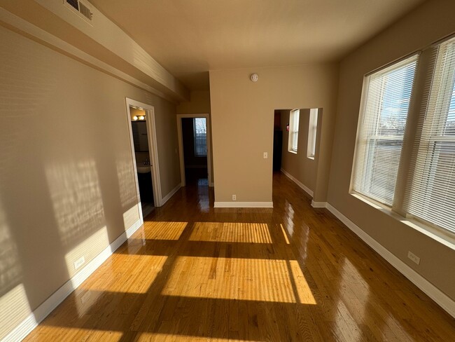 Building Photo - 6507 S Ingleside Ave