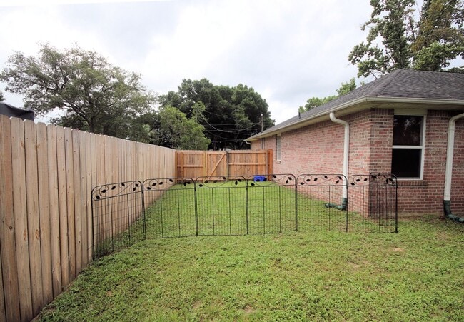 Building Photo - Lovely Cul-De-Sac Home in South Crestview