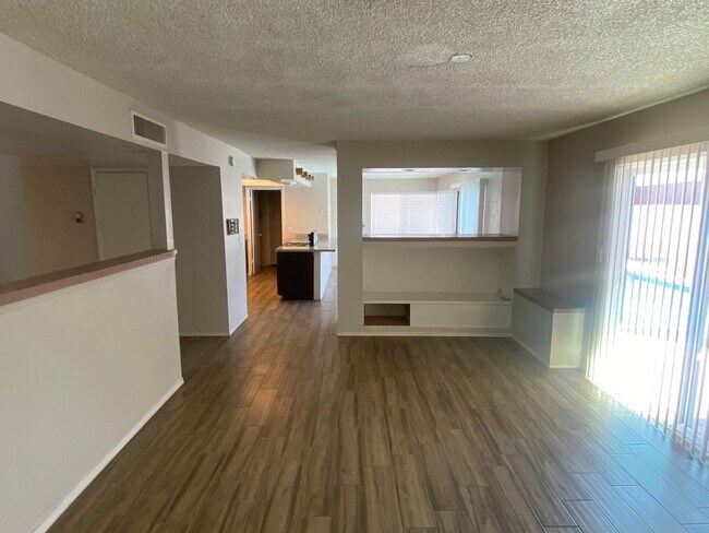 Building Photo - Charming 3 bedroom, 2 bath with Pool