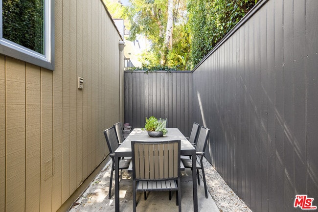 Building Photo - 733 Westmount Dr