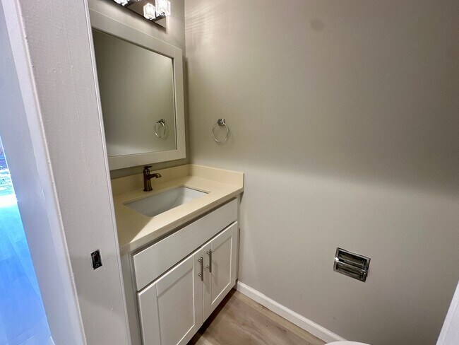 Building Photo - Convenient and Updated Townhouse