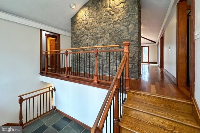 Building Photo - 19 Ridgeview Rd