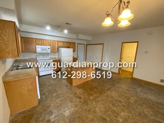 Building Photo - Huge End Unit Townhouse for November 1, Op...