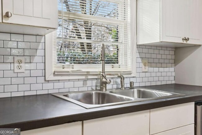 Building Photo - 1840 Camellia Dr