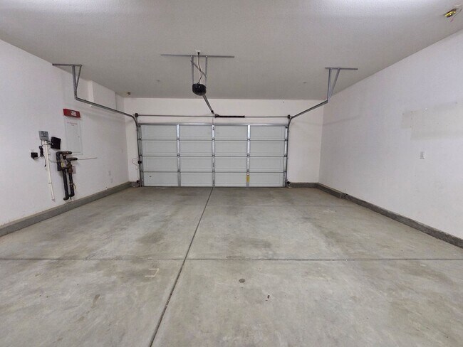 Building Photo - New Listing!