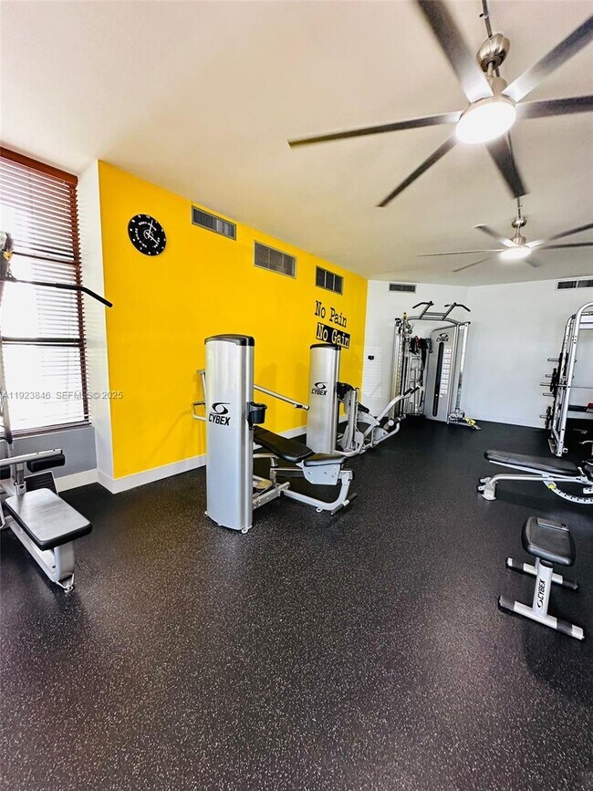 Building Photo - 800 Parkview Dr