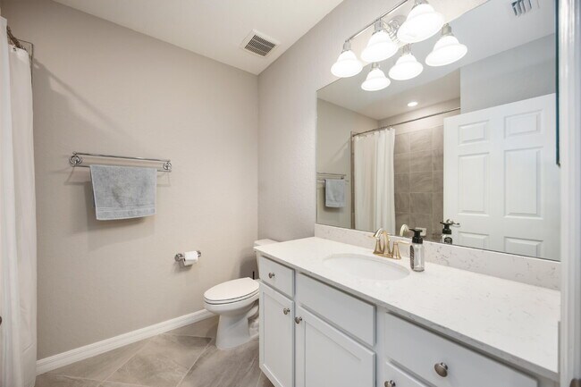 Building Photo - "Spacious 2-Bed, 2-Bath W/Den Condo Retrea...
