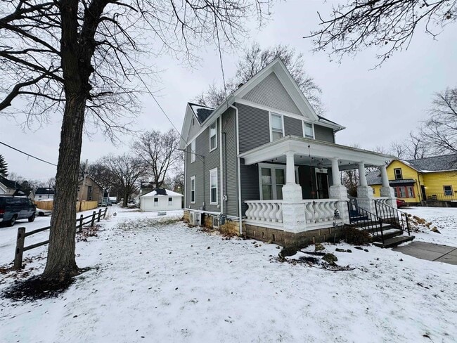 Building Photo - 916 9th St