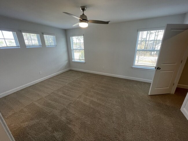 Building Photo - 3 Bd 3.5 Ba end unit townhouse