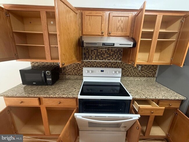 Building Photo - 28 Oak Shadows Ct