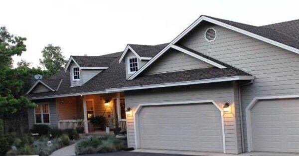 Building Photo - Showings Beginning Next week!!! Gorgeous Semi Custom Apple Valley Home!!