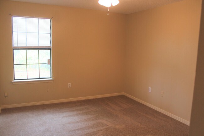 Building Photo - 2138 Edgewood Dr