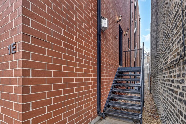 Building Photo - 3808 N Kenmore Ave