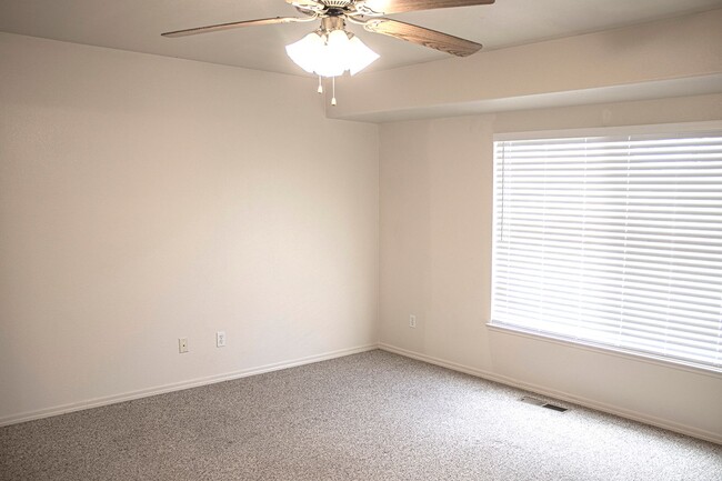 Building Photo - 3 Bed, 2 Bath, Huge Fenced Back Yard, 2-Car Garage in Wingfield Springs