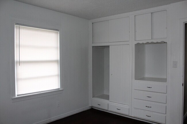 Building Photo - 3800 Woodside Dr