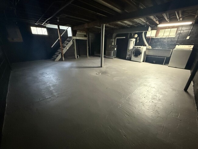 Building Photo - 95 Ellenwood Ave