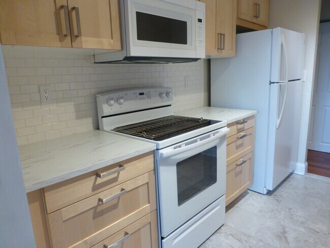 Kitchen - 893 Farmington Ave