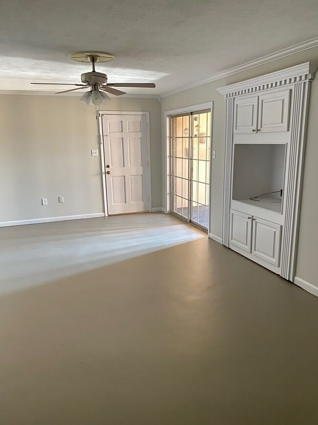 Building Photo - 5155 Wayneland Dr