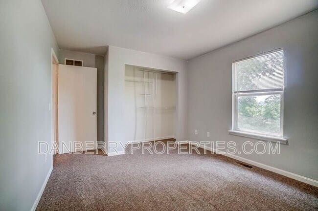 Building Photo - 3739 Willow Run Dr