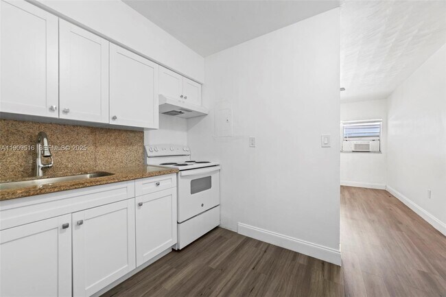 Building Photo - 15940 NE 19th Ct