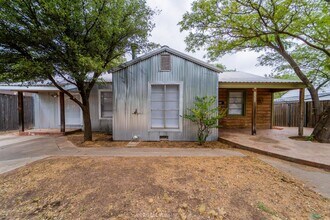 Building Photo - ADORABLE 3 bedroom!