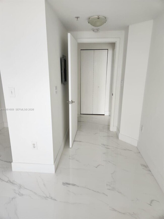 Building Photo - 2775 NE 187th St